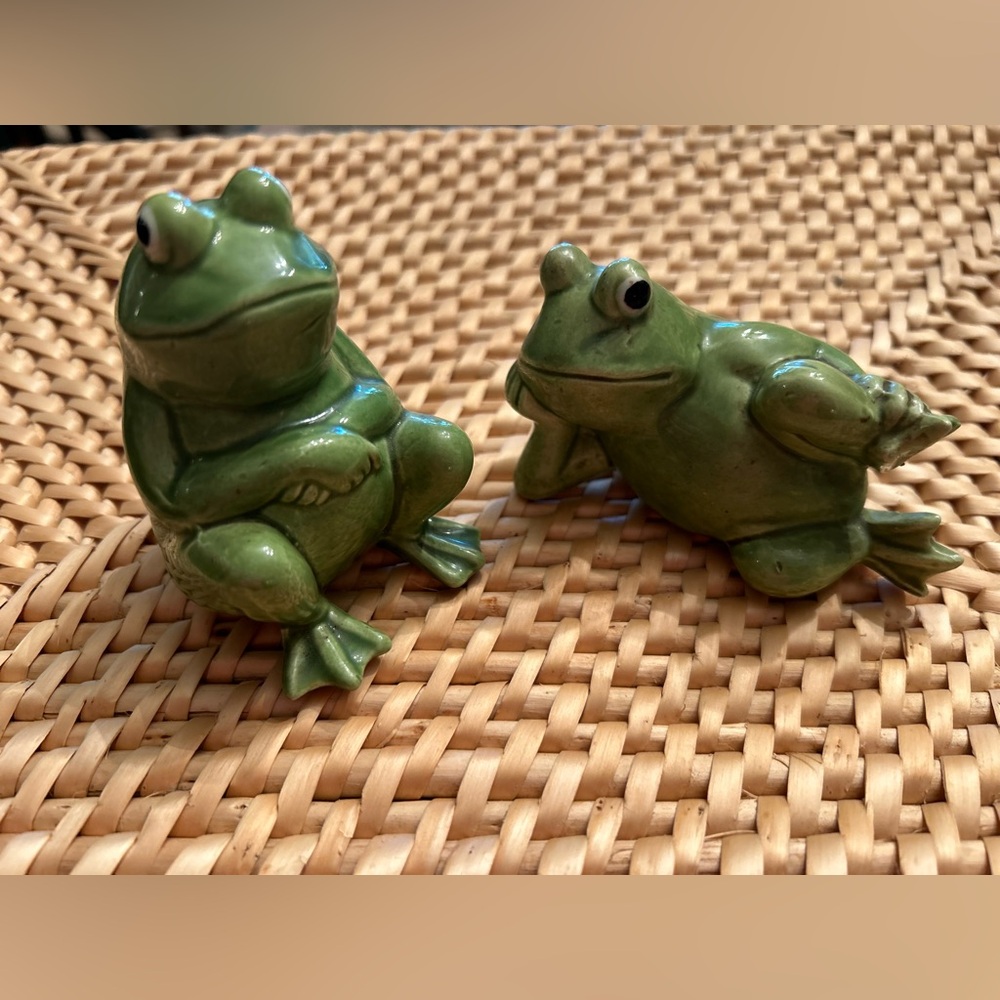 Vintage 70s Frog S&P Shakers. Marked H923 on bottom. Approx 2.5” H, 3.75” L.